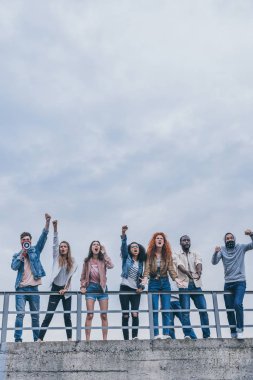 çok kültürlü erkek ve kadın gesturing ve dışında çığlık 
