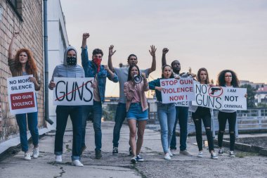 dokuz çok kültürlü insan pankarttutarken gesturing 
