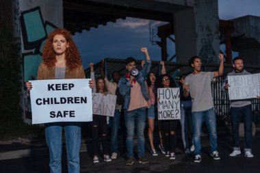 toplantı çok kültürlü insanların yakın çocukların güvenli yazı tutmak ile pankart tutan kızıl saçlı kız seçici odak 