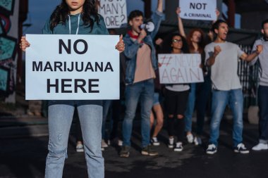 çığlık çok kültürlü insanların yakınında hiçbir marihuana yazı ile pankart tutan kadın kırpılmış görünümü 