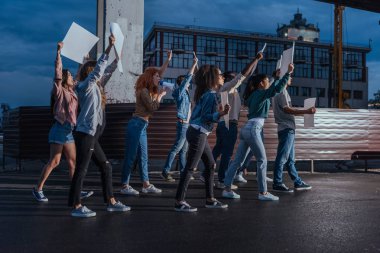 boş pankartlar ile yürüyen duygusal genç çok kültürlü insanlar 