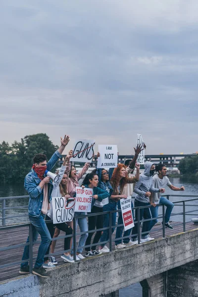 Gruppe Multikultureller Menschen Steht Mit Plakaten Auf Brücke — Stockfoto