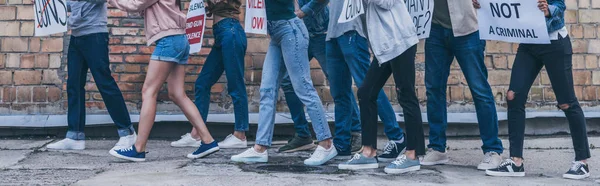 Tiro Panorâmico Nove Pessoas Caminhando Perto Parede Tijolo Durante Protesto — Fotografia de Stock