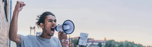 Panoramische Shot Van Afro Amerikaanse Man Schreeuwen Terwijl Het Houden — Stockfoto