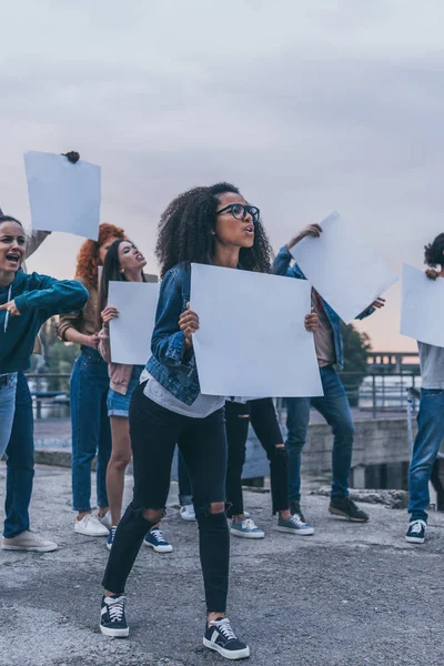 Chicas Emocionales Multiculturales Gritando Sosteniendo Pancartas Blanco — Foto de Stock