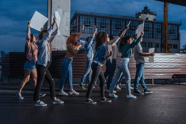 Jóvenes Emocionales Multiculturales Caminando Con Pancartas Blanco —  Fotos de Stock
