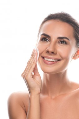 çıplak genç kadın pamuk ped kullanarak ve beyaz izole gülüyor