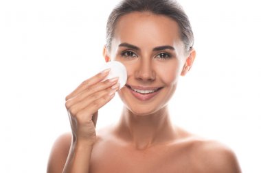 pamuk ped kullanarak çıplak genç kadının ön görünümü ve beyaz izole gülüyor