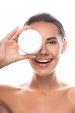 kozmetik krem tutan çıplak genç kadın ön görünümü ve beyaz izole gülüyor