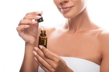 beyaz izole serum tutan genç kadının kısmi görünümü