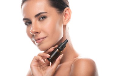 çıplak genç kadın serum tutan ve beyaz izole kamera bakıyor
