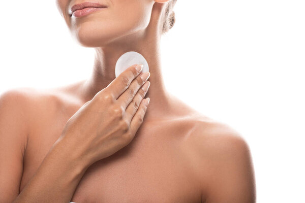 обрезанный вид обнаженной молодой женщины, использующей хлопковую площадку, изолированную на белом
