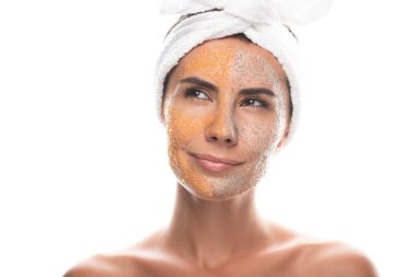 beyaz izole yüzünde scrub ile kozmetik saç bandı nda dalgın genç kadın ön görünümü