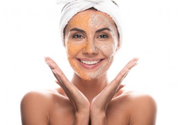 beyaz izole yüzünde scrub ile kozmetik saç bandı heyecanlı genç kadın ön görünümü