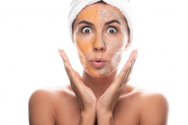 beyaz izole yüzünde scrub ile kozmetik saç bandı nda şok genç kadının ön görünümü
