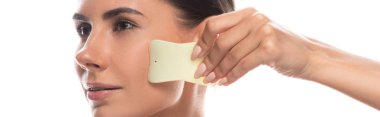beyaz izole gua sha kazıyıcı kullanarak kadının panoramik çekim