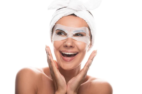 微笑裸体年轻女子在化妆品发带与面部面具隔离在白色前视图 — 图库照片