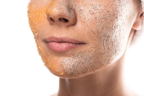 beyaz izole yüzünde scrub ile genç kadının kırpılmış görünümü