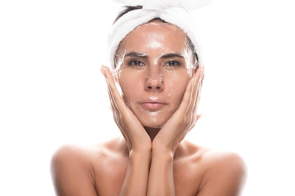 白で隔離された顔のマスクを持つ化粧品のヘアバンドのヌード若い女性の正面図 — ストック写真