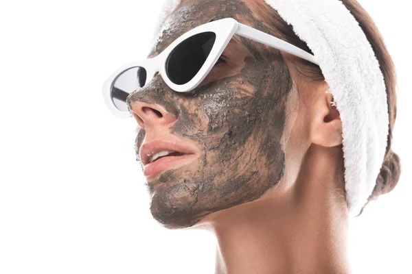 Kozmetik Saç Bandı Yüzünde Kil Maskesi Ile Güneş Gözlüğü Genç — Stok fotoğraf
