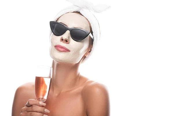 サングラスと化粧品のヘアバンドの女性は 白に隔離されたワイングラスを保持する顔のマスクを持つ — ストック写真
