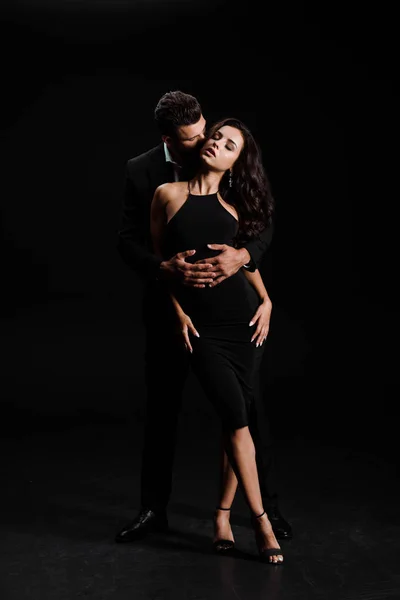 Hombre Abrazando Mujer Con Los Ojos Cerrados Pie Vestido Negro —  Fotos de Stock
