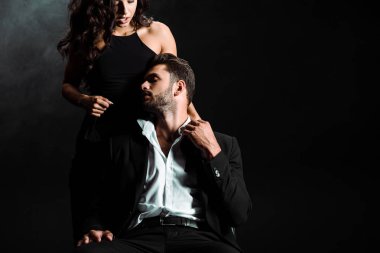 siyah izole takım elbise sakallı adam yanında duran kadın kırpılmış görünümü 