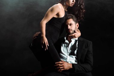 kadın ayakta kırpılmış görünümü ayakta ve duman ile siyah takım elbise sakallı adam kucaklayan 