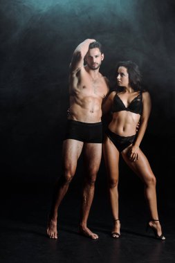yakışıklı gömleksiz adam ayakta ve duman ile siyah iç çamaşırı seksi kız yakın saç dokunmadan 