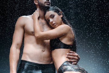 siyah yağmur damlaları altında kız ile ayakta ıslak gömleksiz adam kırpılmış görünümü 