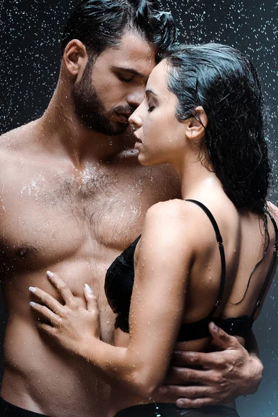 Frumos Fără Cămașă Bărbat Îmbrățișare Fată Sexy Sub Picături Ploaie — Fotografie, imagine de stoc