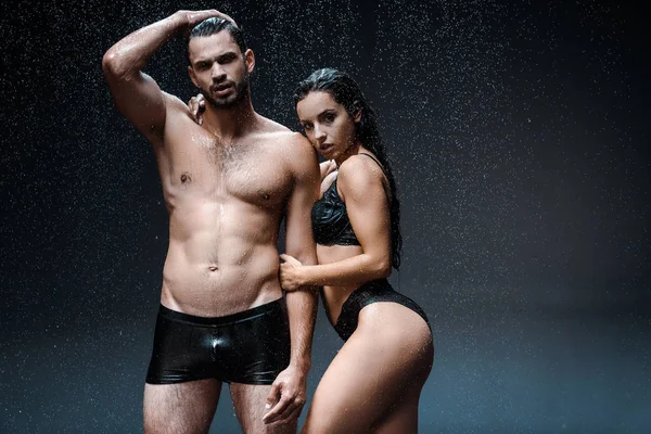 Menina Molhada Roupa Interior Perto Homem Sem Camisa Sob Gotas — Fotografia de Stock