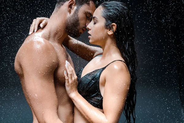 Attractive Woman Hugging Shirtless Wet Man Raindrops Black — Stock Photo, Image