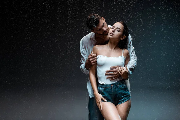 Handsome Man Standing Sexy Wet Girlfriend Closed Eyes Raindrops Black — Stock Photo, Image