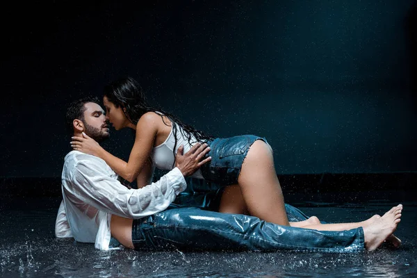 Sexy Wet Woman Touching Face Handsome Boyfriend Lying Raindrops Black — Stock Photo, Image