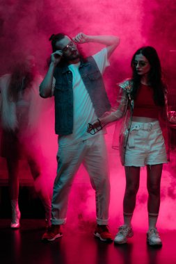 neon pembe duman ile gece kulübünde dans erkek ve kız