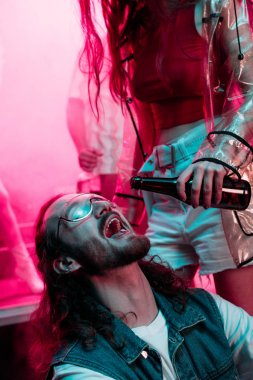 kadın rave sırasında gece kulübünde dil lsd hap ile adamın ağzına bira dökme