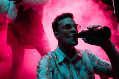 gece kulübünde rave sırasında alkol içme güneş gözlüğü yakışıklı adam