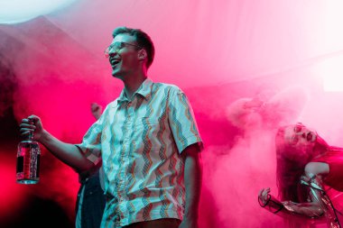 gece kulübünde rave sırasında alkol şişesi ile mutlu adam