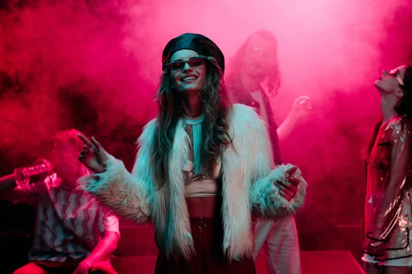 Fröhliches Mädchen Tanzt Nachtclub Mit Rosa Rauch — Stockfoto