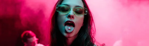 Plano Panorámico Hermosa Chica Gafas Sol Con Lsd Lengua Discoteca — Foto de Stock