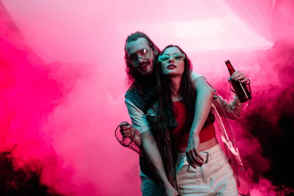 Bela Jovem Com Cerveja Homem Bonito Boate Durante Rave — Fotografia de Stock