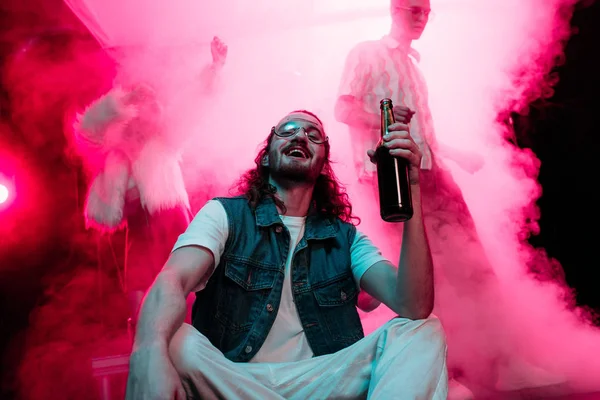 Felice Uomo Occhiali Sole Con Bottiglia Alcol Durante Rave Discoteca — Foto Stock