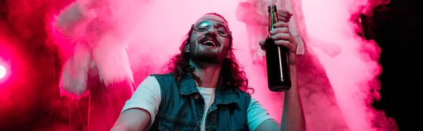 Panoramische Shot Van Man Zonnebril Met Fles Alcohol Tijdens Rave — Stockfoto
