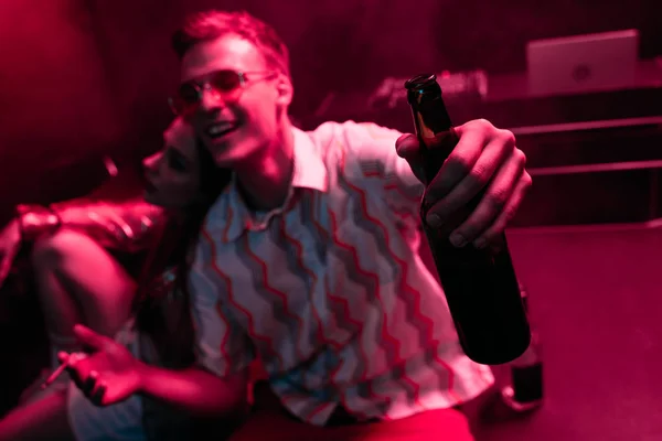 Sonriente Hombre Con Cerveza Cigarrillo Cerca Chica Discoteca Durante Rave — Foto de Stock
