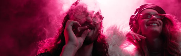 Tiro Panorâmico Homem Fumando Maconha Perto Sorrir Menina Boate — Fotografia de Stock