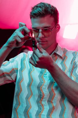 gece kulübünde marihuana ile sigara borusu aydınlatma adam