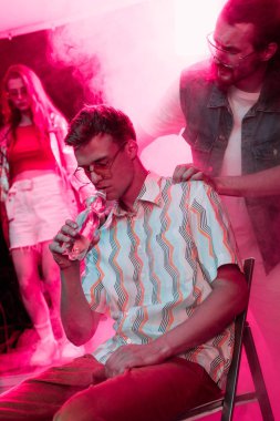 gece kulübünde su içen hasta adam kontrol adam