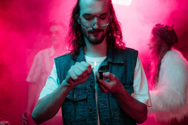 Homem Bonito Iluminação Fumar Cachimbo Com Erva Daninha Boate — Fotografia de Stock