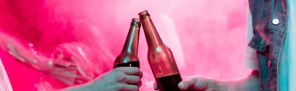 Plano Panorámico Los Hombres Tintineo Con Botellas Cerveza Discoteca —  Fotos de Stock